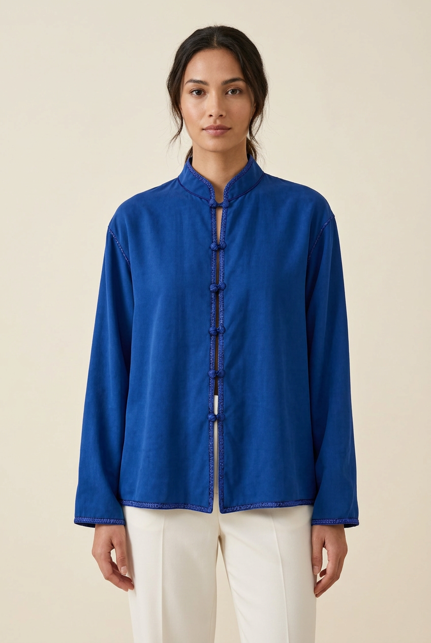 Salma Shirt in Blau an einem Model mit heller Hose